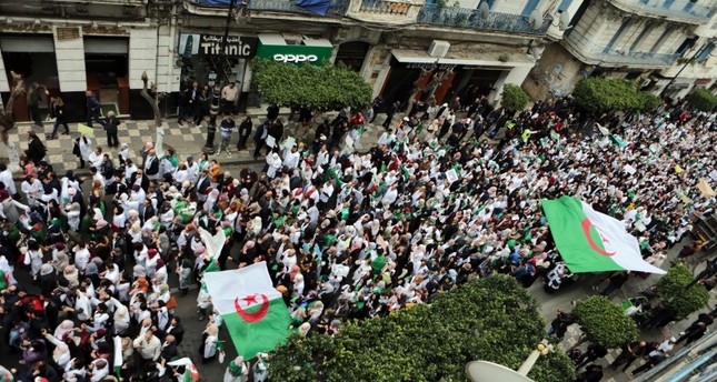 المظاهرات الحاشدة تتواصل في الجزائر للجمعة الخامسة على التوالي