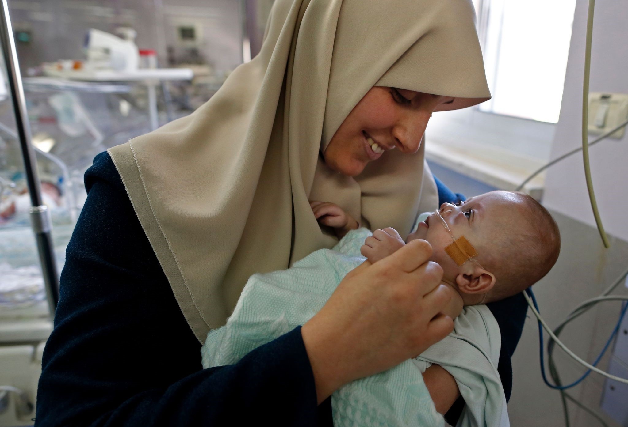  Gazan Jumana Daoud carries her 7-month-old daughter Maryam at Makassed Hospital in Israeli-annexed east Jerusalem on February 20, 2017. (AFP Photo)