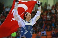u0130rem Yaman carries the Turkish flag as she celebrates her win at the World Taekwondo Championship in Russia, May 2018.