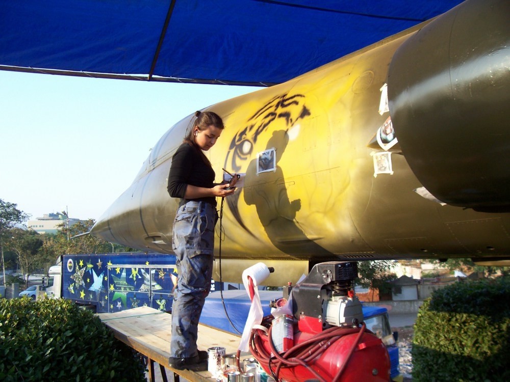 Turkish Airbrush Artist Flying With Colors On Aircrafts Daily Sabah