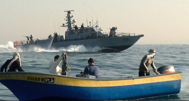 البحرية الإسرائيلية تعترض قاربا فلسطينيا وتعتقل ٥ صيادين قبالة سواحل غزة