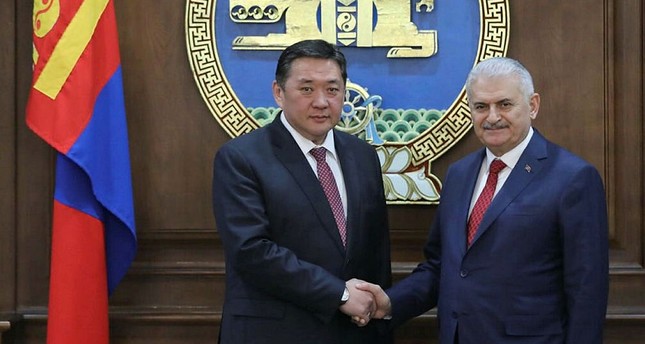 رئيس الوزراء التركي بن علي يلدريم يمين، رئيس البرلمان المنغولي مياغومبو انخبولد يسار
