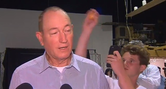 شاب يهين سيناتور أسترالي هاجم المسلمين بعد مجزرة نيوزيلندا (فيديو) 1 بيضة على رأس السيناتور الأسترالي الذي حمل المسلمين مسؤولية الهجوم الإرهابي