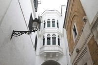 Sabbaths are architectural structures that feature chambers above porticos that protect the streets from rain and sun, turning them into closed roads. 