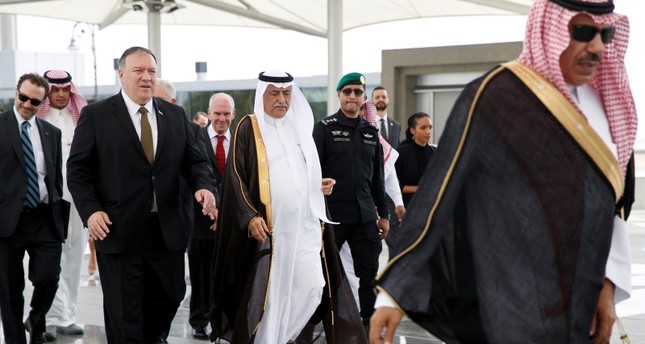 وزير الخارجية السعودي ابراهيم عبدالعزيز العساف يستقبل نظيره الأمريكي بومبيو بمطار جدة الدولي رويترز