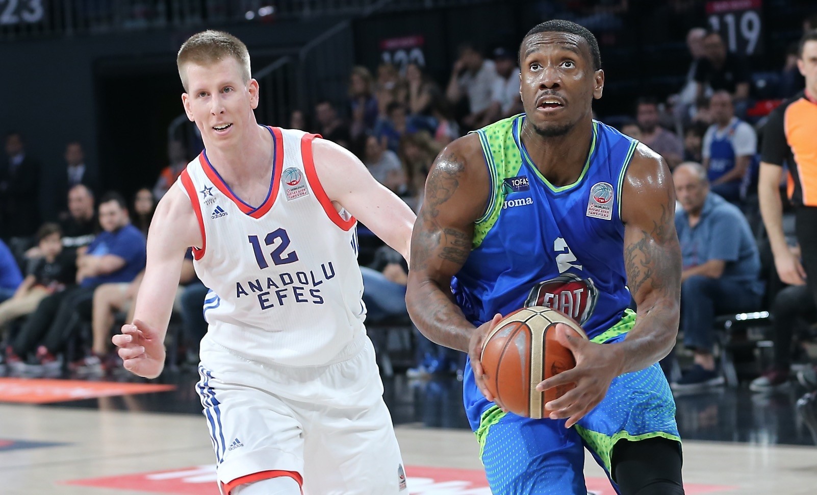 Anadolu Efesu2019 Brock Motum and TOFAu015eu2019s Raymar Morgan vie for ball in the Turkish basketball league semifinals on Saturday.