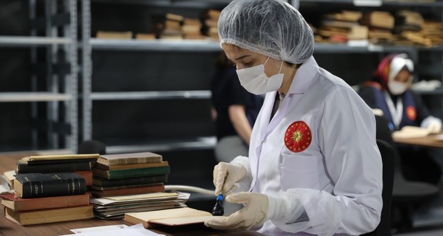 ترميم الكتب والمخطوطات التاريخية في مكتبة الأمة باستخدام تقنيات خاصة، أنقرة. 11 يونيو 2023. الأناضول