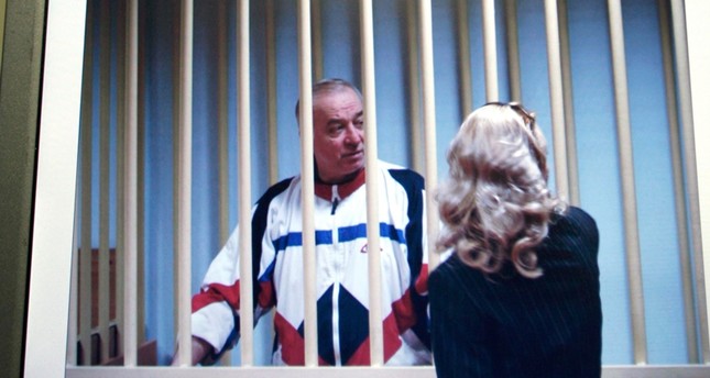 Сергей Скрипал говорит со своим адвокатом в зале суда Фото из архива