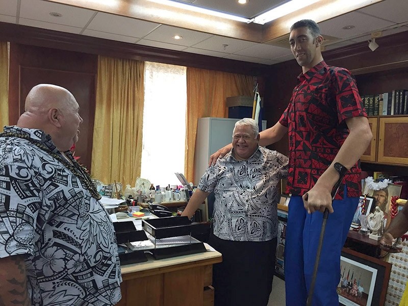 Sultan Ku00f6sen poses with Samoa Prime Minister Tuilaepa Aiono Sailele Malielegaoi (DHA Photo)