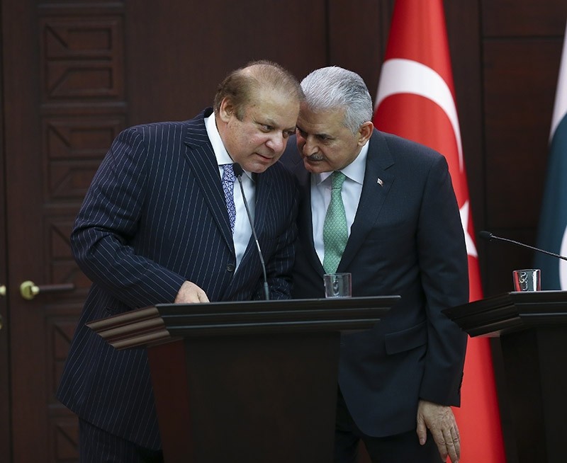 Turkish PM Binali Yu0131ldu0131ru0131m (R) talks to his Pakistani counterpart Nawaz Sharif (L) during a press conference in Ankara, Turkey on Feb. 23, 2017. (AA Photo)