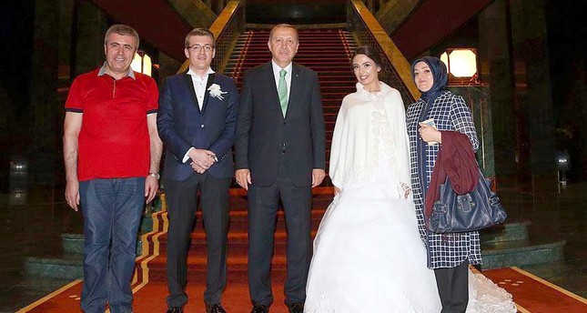 أردوغان يهدي سواراً ذهبياً لعروس شاركت في النزول للميدان رفضاً للانقلاب
