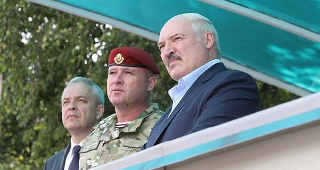 الرئيس البيلاروسي ألكسندر لوكاشينكو الأول من اليمين مستعرضاً قوات من بلاده IHA