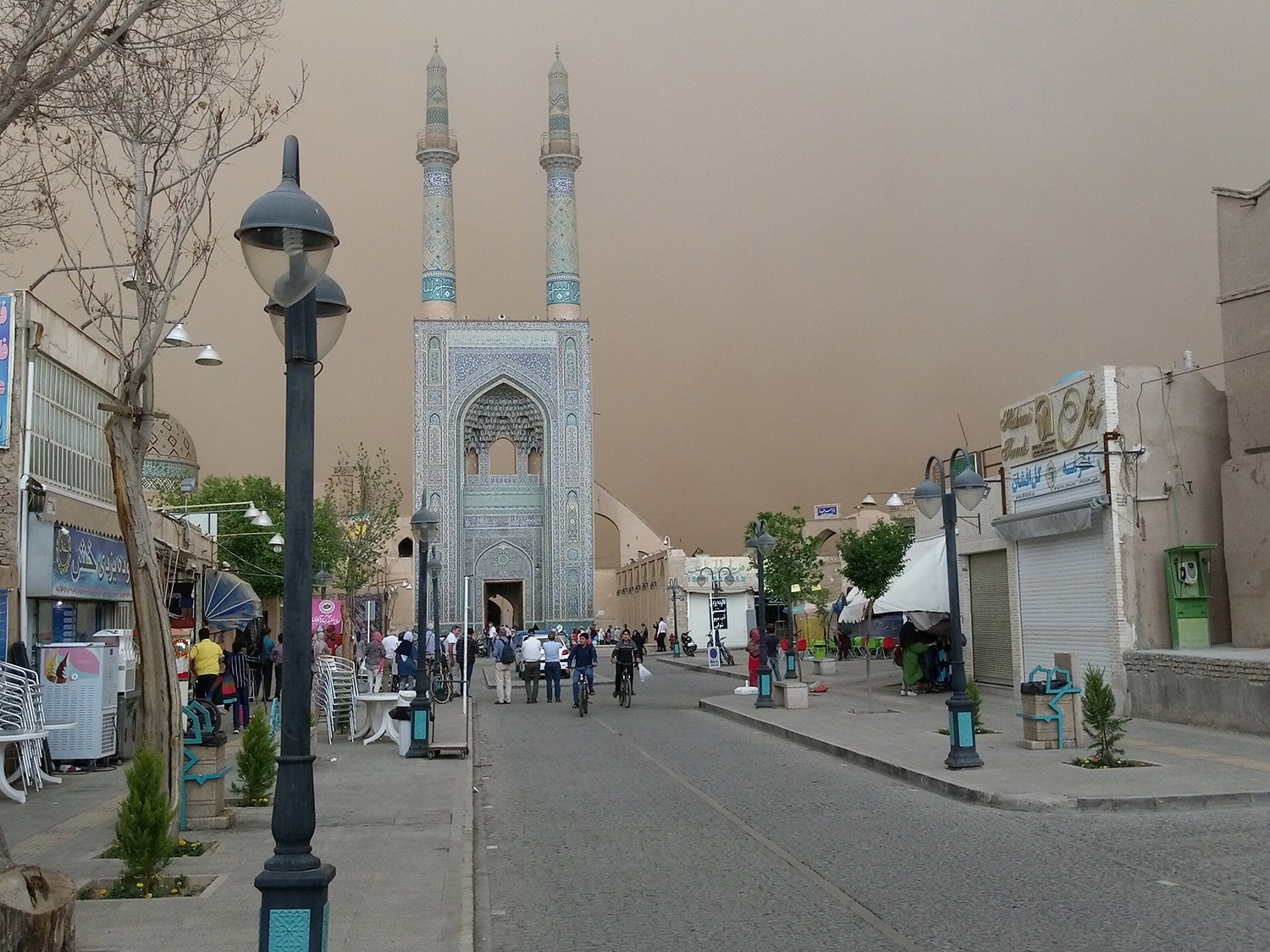 Day turns into night as sandstorm sweeps through Iran's Yazd