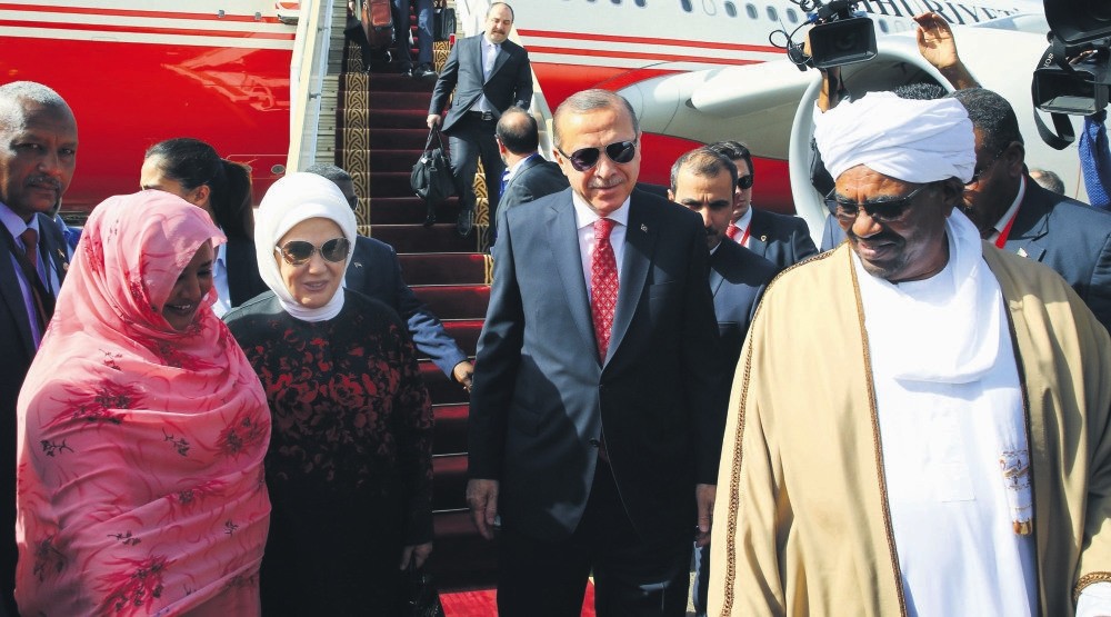 President Erdou011fan, accompanied by first lady Emine Erdou011fan, is welcomed by Sudanese President Omar al-Bashir and first lady Widad Babiker u00d6mer Modawi during an official ceremony, at the  Khartoum International Airport, Sudan, Dec. 24. 