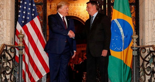 لرئيس البرازيلي جاير بولسونارو يصافح ترامب خلال لقائهما في ولاية فلوريدا الأمريكية ف7 مارس الجاري رويترز