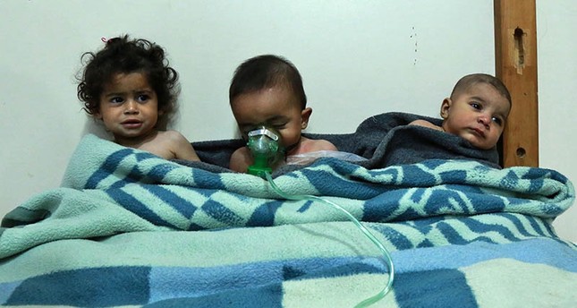 Syrian children receive treatment for a suspected chemical attack at a makeshift clinic on the rebel-held village of al-Shifuniyah in the Eastern Ghouta region on the outskirts of the capital Damascus late on Feb. 25, 2018. (AFP Photo)