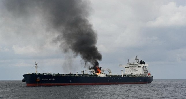 الدخان يتصاعد من السفينة التجارية مارلين لواندا، بعد أن أصيبت بصاروخ حوثي، في الموقع المحدد بخليج عدن، 27 يناير/كانون الثاني 2024 رويترز