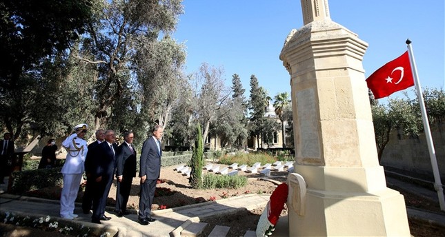 رئيس الأركان ووزير الدفاع التركيان  يضعان أكاليل الزهور على قبور الشهداء الأتراك في مالطا DHA