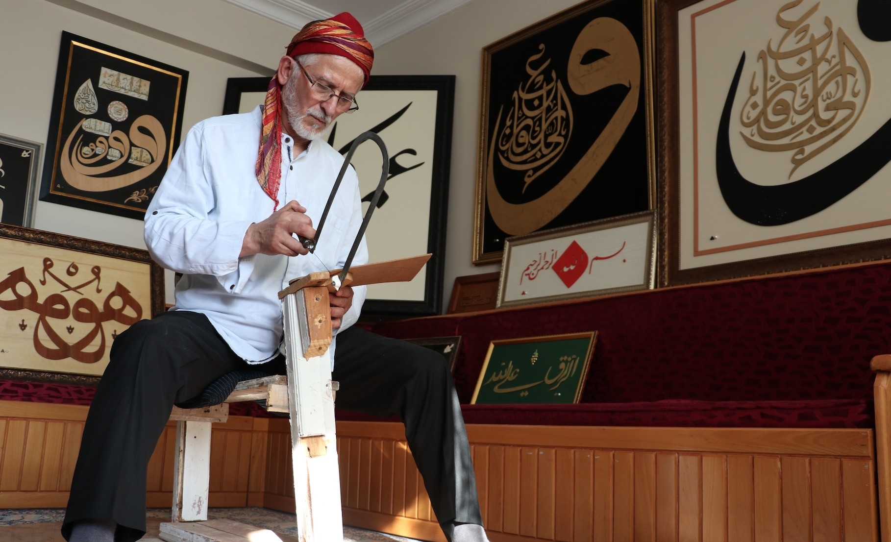 Working as a journalist for five years and as a teacher for 30 years, u0130nci continued naht art while he was a teacher and did not abandon it for 40 years.