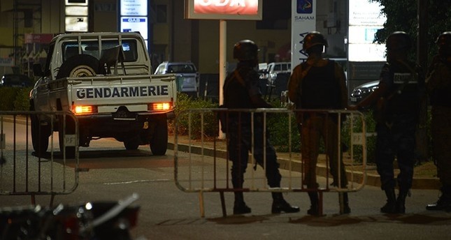 قوات الشرطة ببوركينا فاسو أثناء قيامها بدوريات بعد الهجود الإرهابي وكالة الأنباء الفرنسية