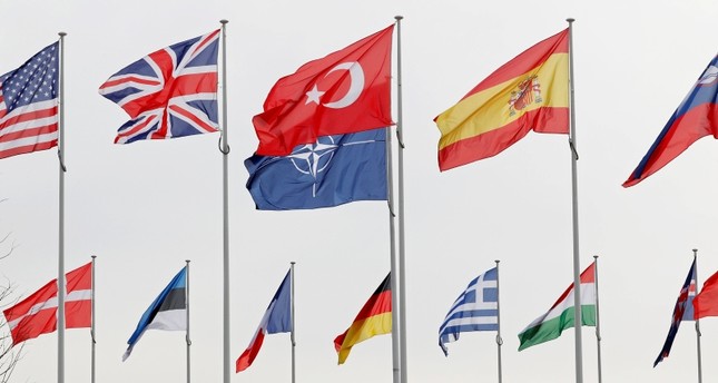 أعلام الدول الأعضاء في حلف الناتو رويترز