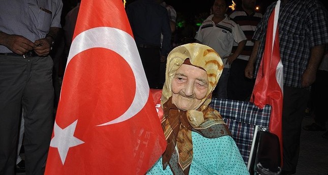 عمرها 113 عامًا..معمرة تركية تشارك في مظاهرات صون الديمقراطية الرافضة للانقلاب