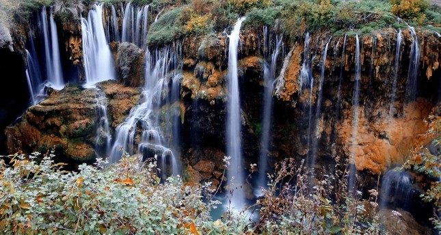 شلال غوكسو في قونية يشكل وسط الطبيعة لوحة ذات ألوان زاهية