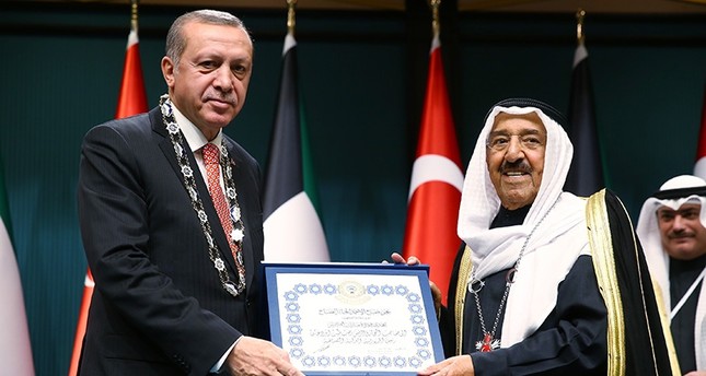 أردوغان وأمير الكويت يتبادلان الأوسمة