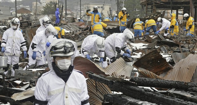 عمال الطوارئ يجرون عملية بحث على مفقودين بين الأنقاض جراء الزلزال في واجيما، محافظة إيشيكاوا، اليابان، 9 -1-2024. صورة: AP