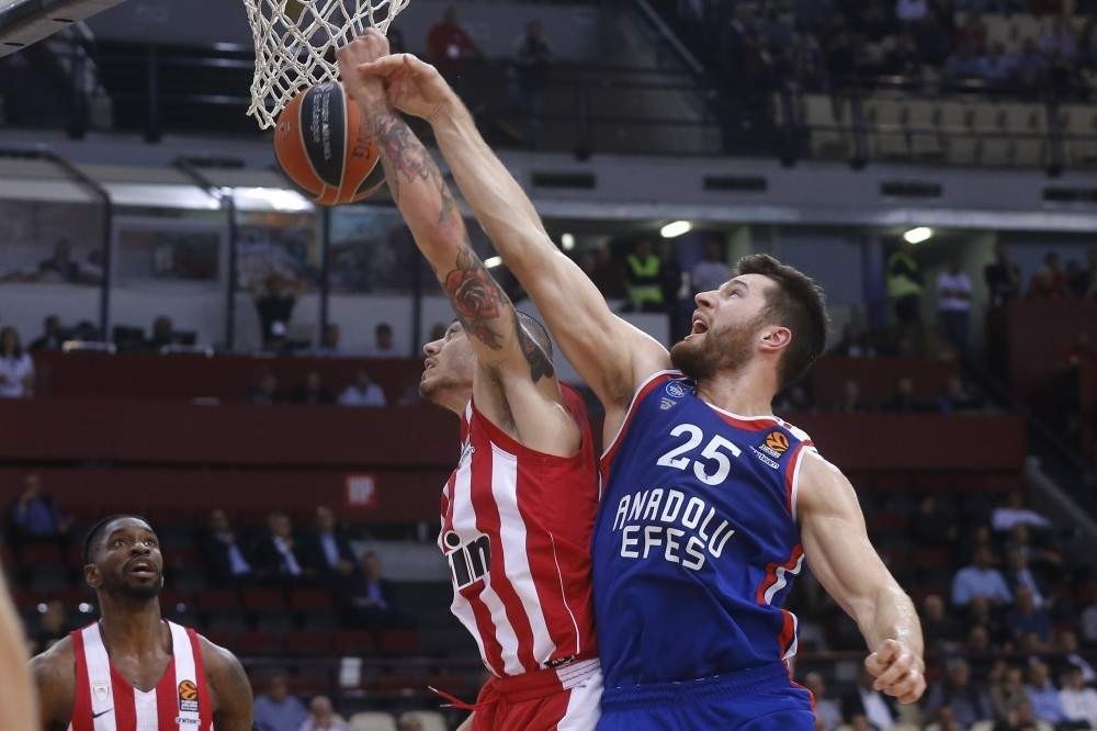 Anadolu Efes forward Alec Peters (R) vies for the ball against his Olympiacos opponent during the Euroleague Week 7 match at the Peace and Friendship Stadium, Piraeus, Greece, Nov. 7, 2019. (AA Photo)