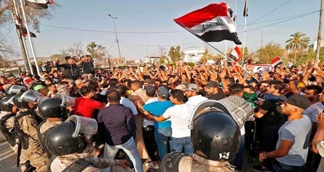 متظاهرون يقتحمون مبنى محافظ البصرة جنوب العراق والشرطة تفرقهم بالرصاص