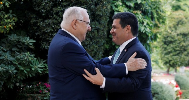 Президент Израиля Реувен Ривлин, слева, приветствует президента Парагвая Орасио Картеса перед открытием парагвайского посольства в Иерусалиме, 21 мая 2018 г. Фото: Reuters