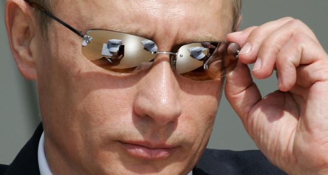 بوتين يعدل من نظارته الشمسية، 2005 الفرنسية