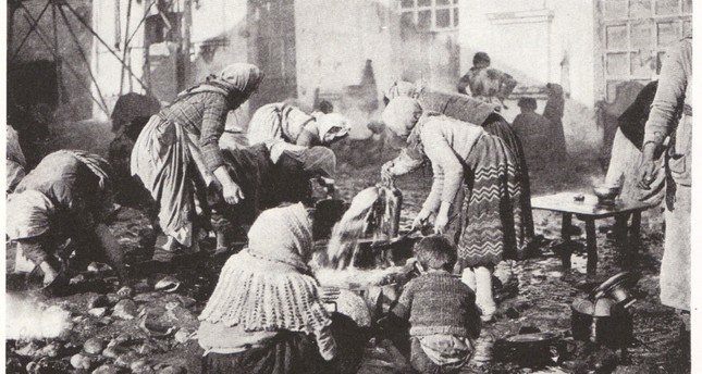 مجموعة من اللاجئين الروس داخل إحدى المخيمات في إسطنبول عام 1920