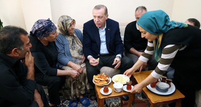 أردوغان في زيارة أسرة تركية بإسطنبول الأناضول