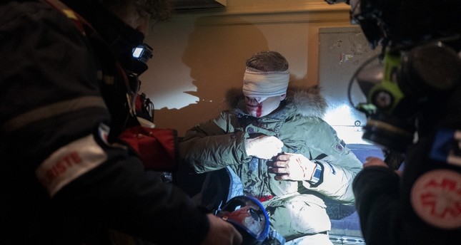 مصور وكالة الأناضول مصطفى يالجين بعيد إسعافه من إصابة في عينه بشظايا قنبلة بلاستيكية يدوية أطلقتها الشرطة الفرنسية
