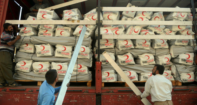الهلال الأحمر التركي يوزع مساعدات غذائية على النازحين شرقي الموصل