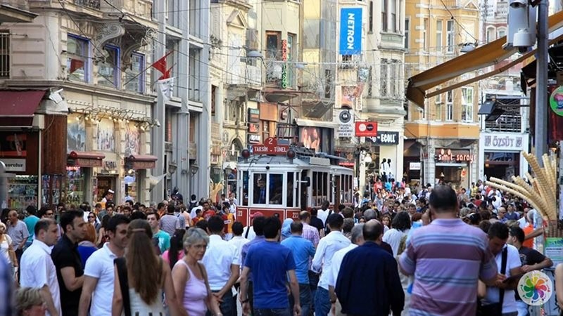 Passengers walk down the Istiklal Avenue, Istanbul. (File Photo)