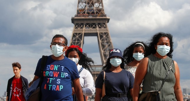 أناس يرتدون الأقنعة في باريس رويترز