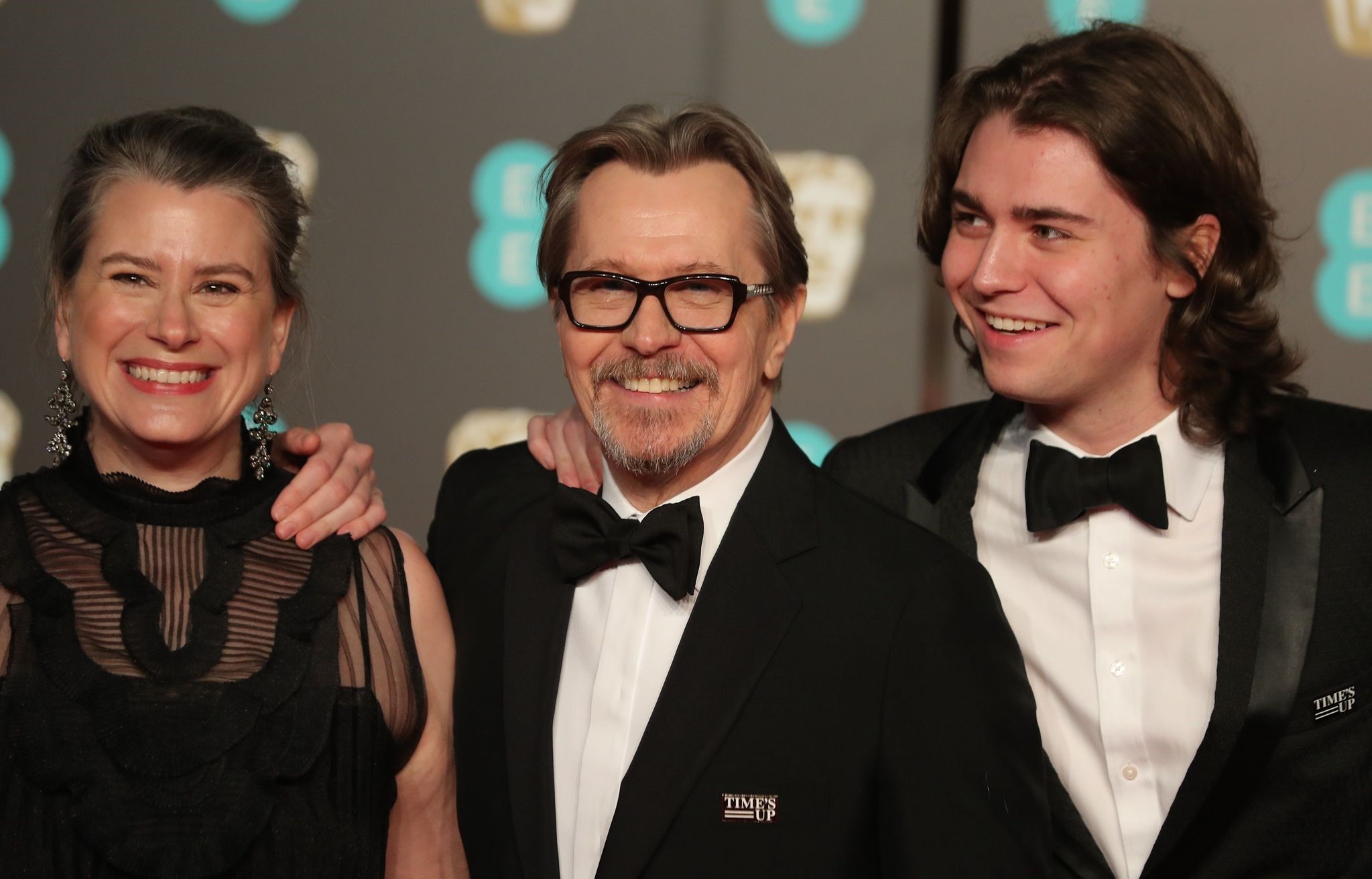 British actor Gary Oldman (C) and family pose on the red carpet upon arrival at the BAFTA British Academy Film Awards at the Royal Albert Hall in London on February 18, 2018. (AFP PHOTO)