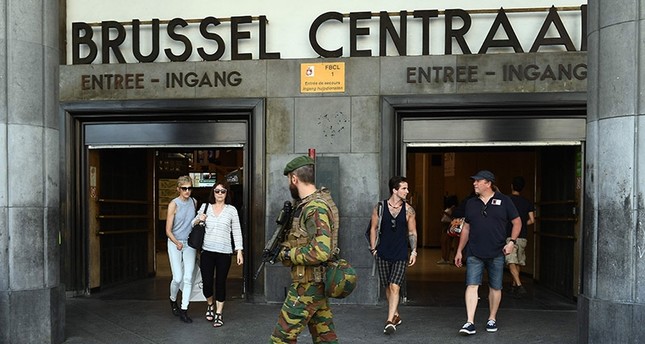 A Belgian army soldier patrols around the Central train station in Brussels on June 21, 2017 (AFP Photo)