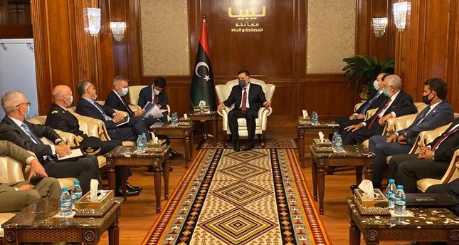 رئيس المجلس الرئاسي للحكومة الليبية فائز السراج مستقبلا وزير الدفاع الإيطالي الأناضول