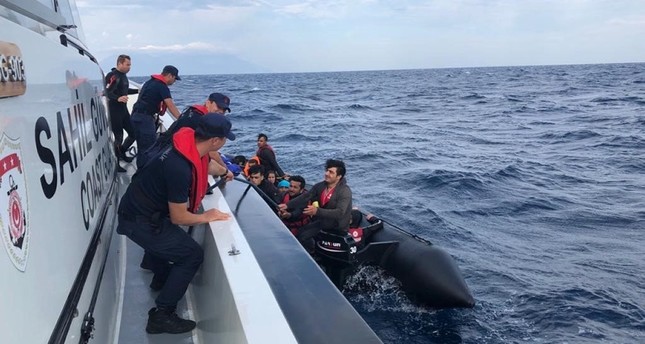 خفر السواحل التركي ينقذ مركباً لمهاجرين غير شرعيين الأناضول