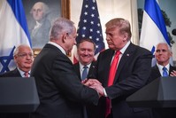 U.S. President Donald Trump shakes hands with Israeli Prime Minister Benjamin Netanyahu (L) at the White House, Washington, March 25, 2019. (AFP Photo)