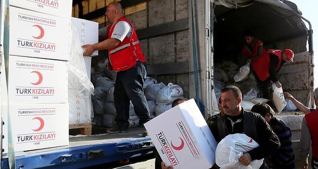 الهلال الأحمر التركي يوزع مساعدات على نازحي الموصل