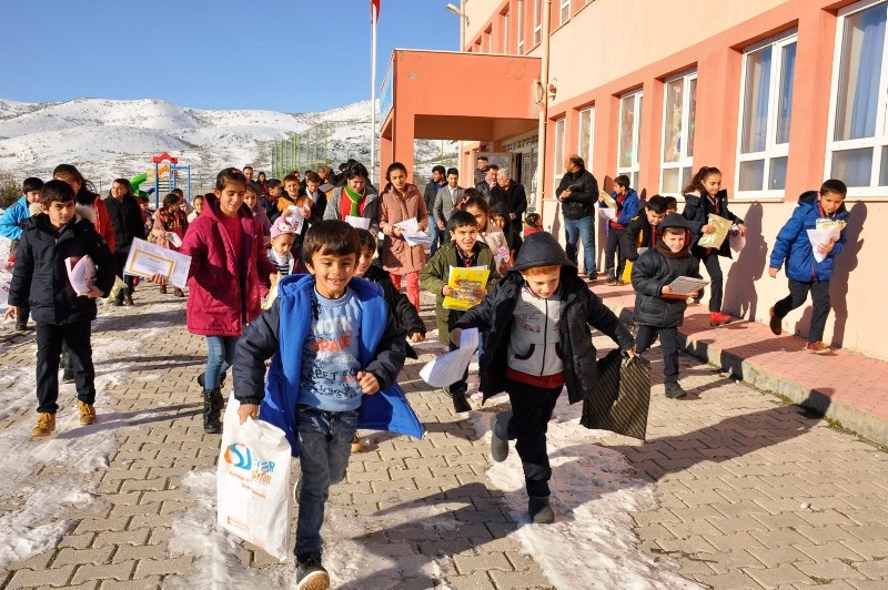Students leave school premises after receiving their report cards at an elementary school in Arguvan district, Malatya, eastern Turkey. (IHA Photo)