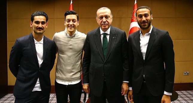 أردوغان مع ثلة من اللاعبين الأتراك المحترفين في إنكلترا IHA