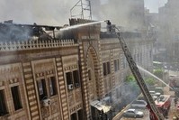 سيارات إطفاء تابعة للحماية المدنية تعمل على إخماد الحريق الذي نشب في مبنى وزراة الأوقاف صورة: رويترز