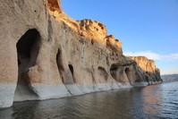 Karaleylek and Saklu0131kapu0131 canyons are located right next to Keban and Karakaya dam lakes where tourists can take boat rides. (AA Photo)