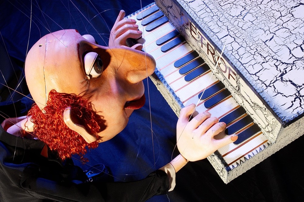 The Fifth Wheel's ,Cabaret on a String, from Russia.